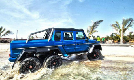 Mercedes-Benz G63 AMG 6x6 принимает ванны в красном море